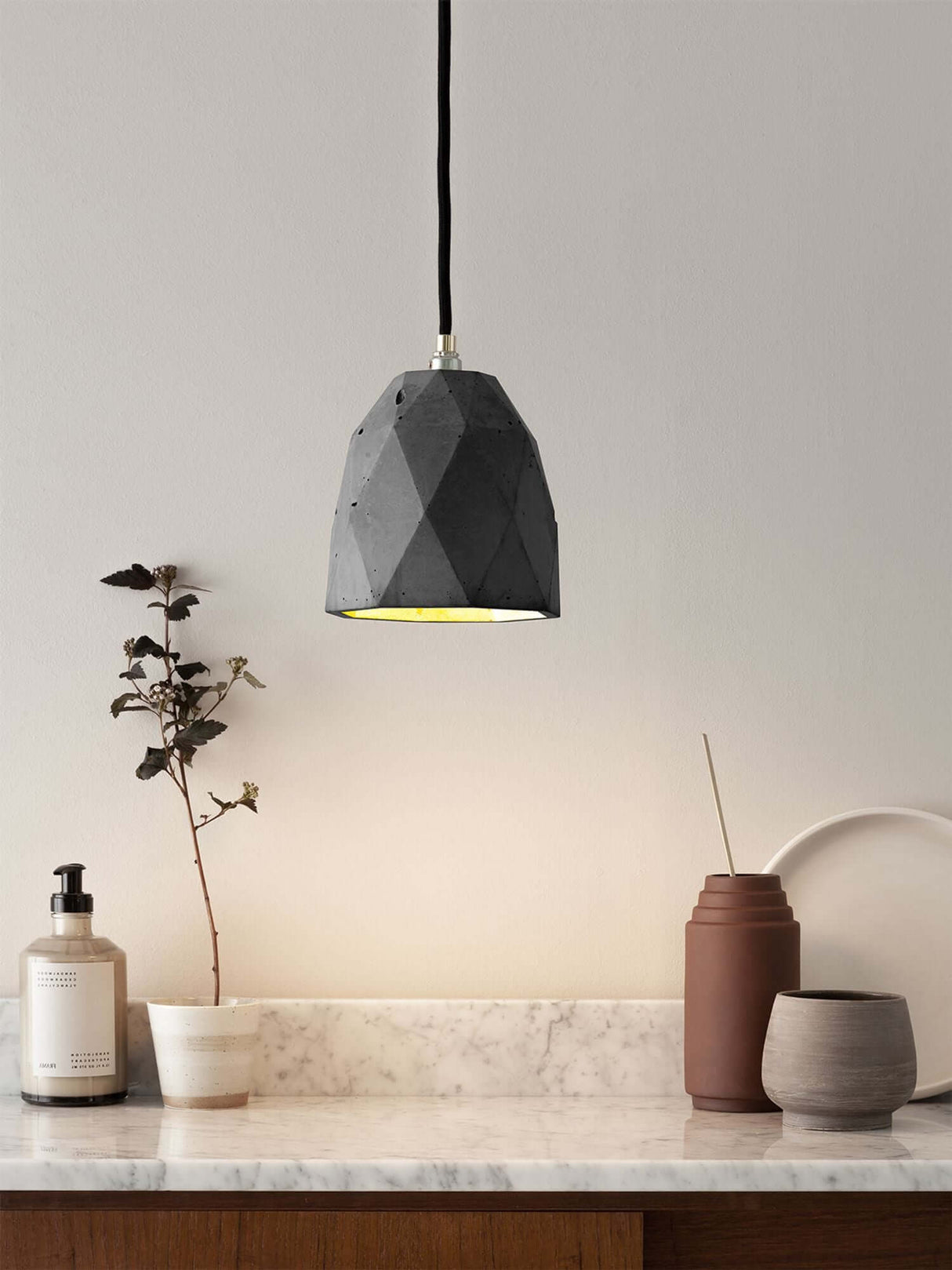 Gantlights T1 Pendelleuchte Beton im minimalistischen Design mit Betonmaterial und Metallakzenten.