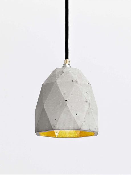 Gantlights T1 Pendelleuchte Beton mit geometrischem Design und goldener Innenseite.