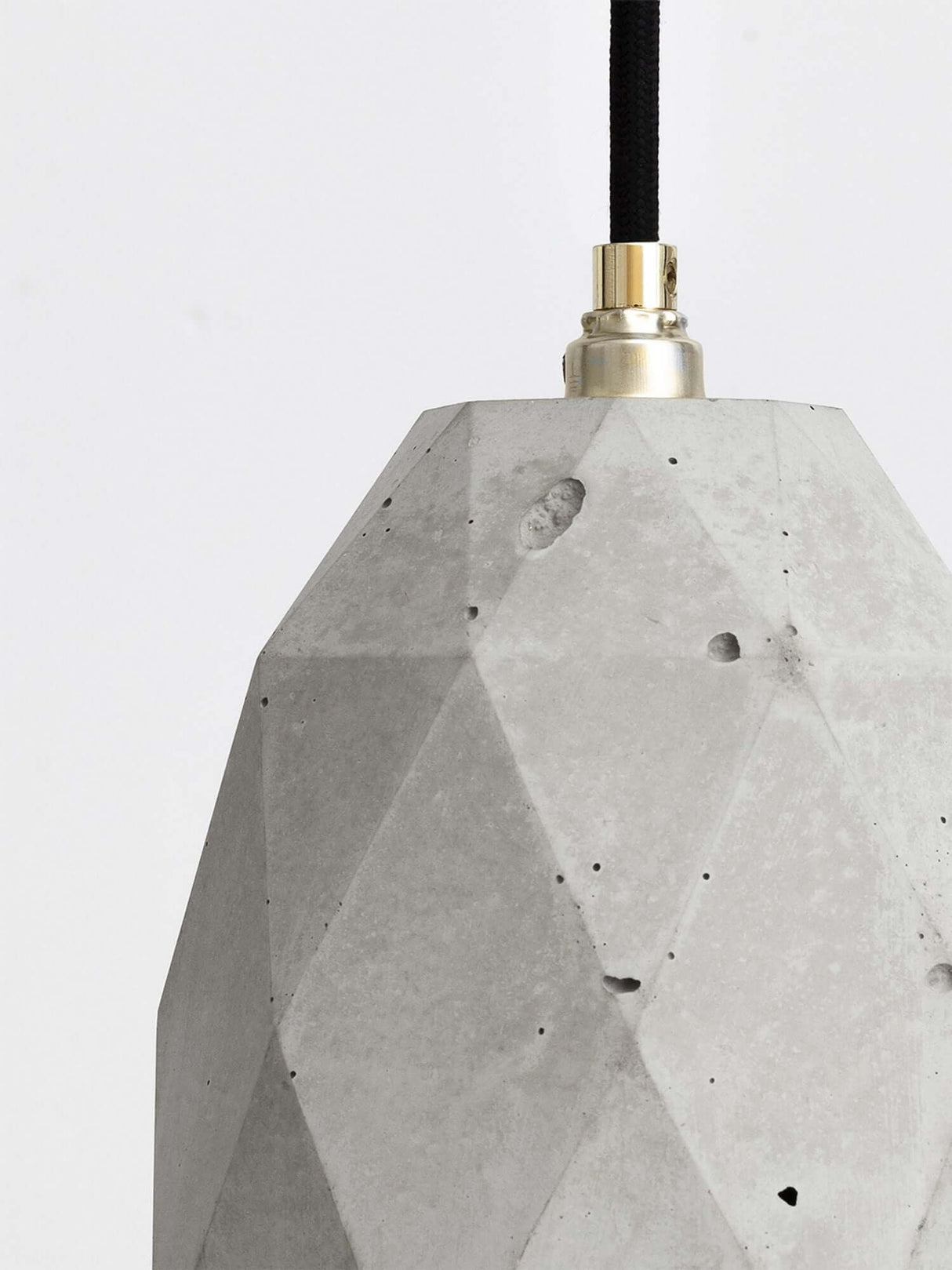 Gantlights T1 Pendelleuchte Beton aus robustem Beton mit edlen Metallakzenten.