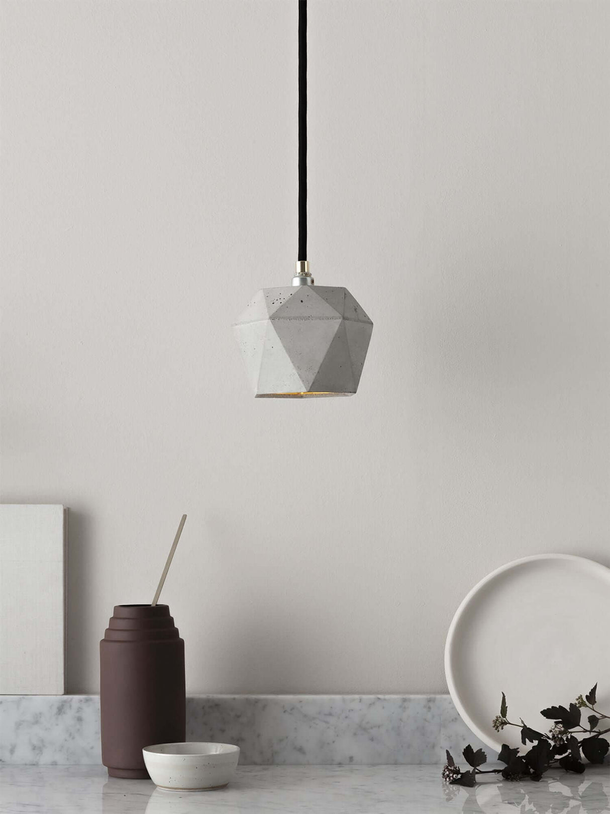 Gantlights T2 Hängelampe Beton dimmbar mit geometrischem Design und edler Blattgold-Innenbeschichtung.