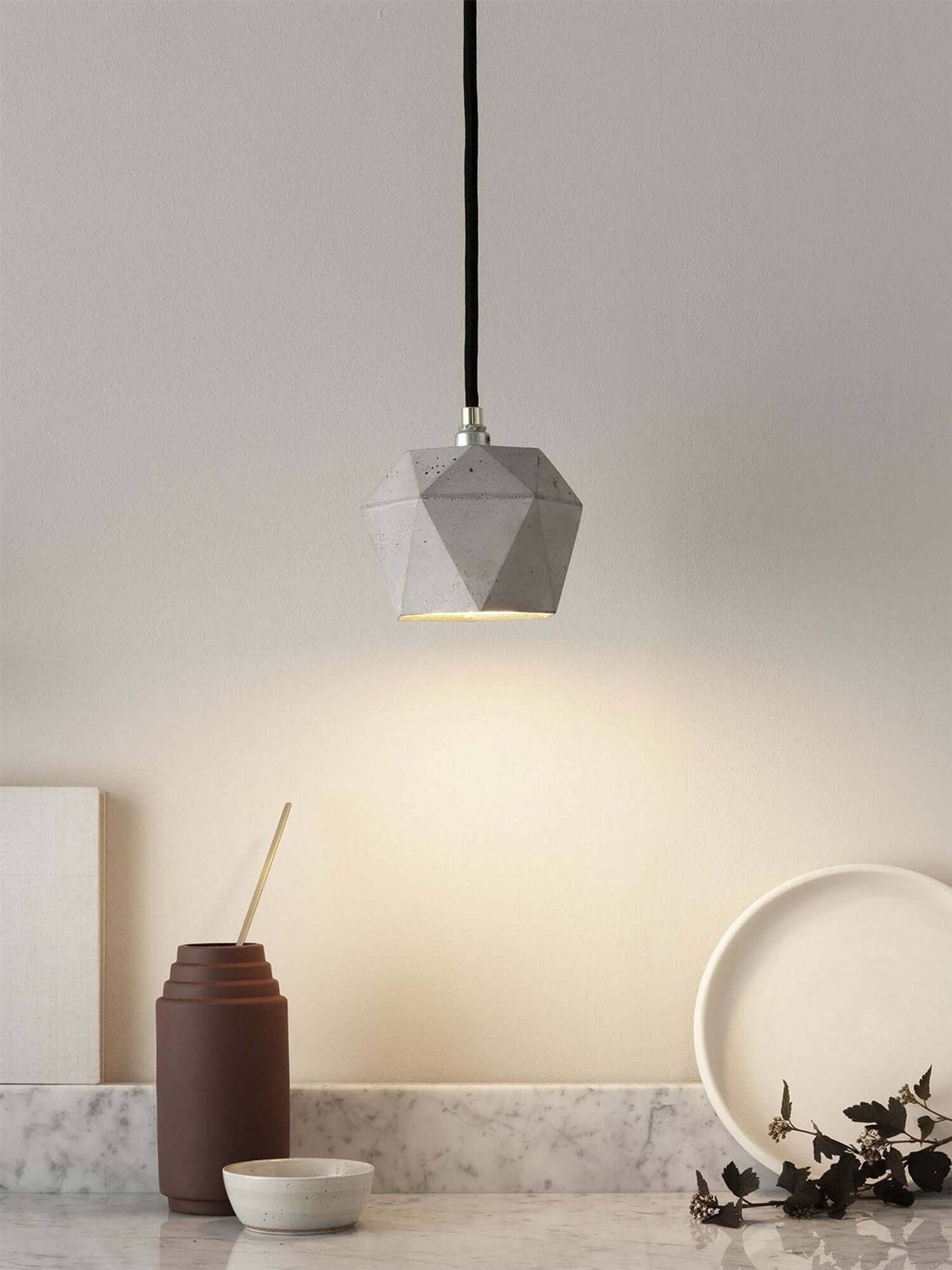 Gantlights T2 Hängelampe Beton dimmbar in minimalistischer Einrichtung, handgegossen aus Beton.