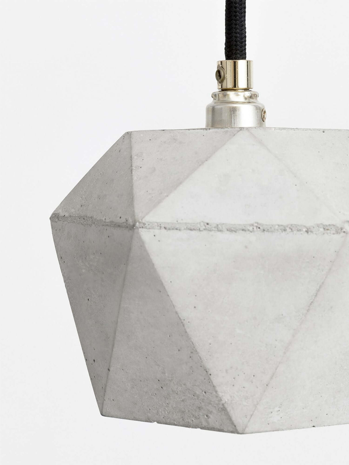 Gantlights T2-Up Tischlampe Beton, geometrische Tischlampe aus hellgrauem Beton mit edlen Metallakzenten.