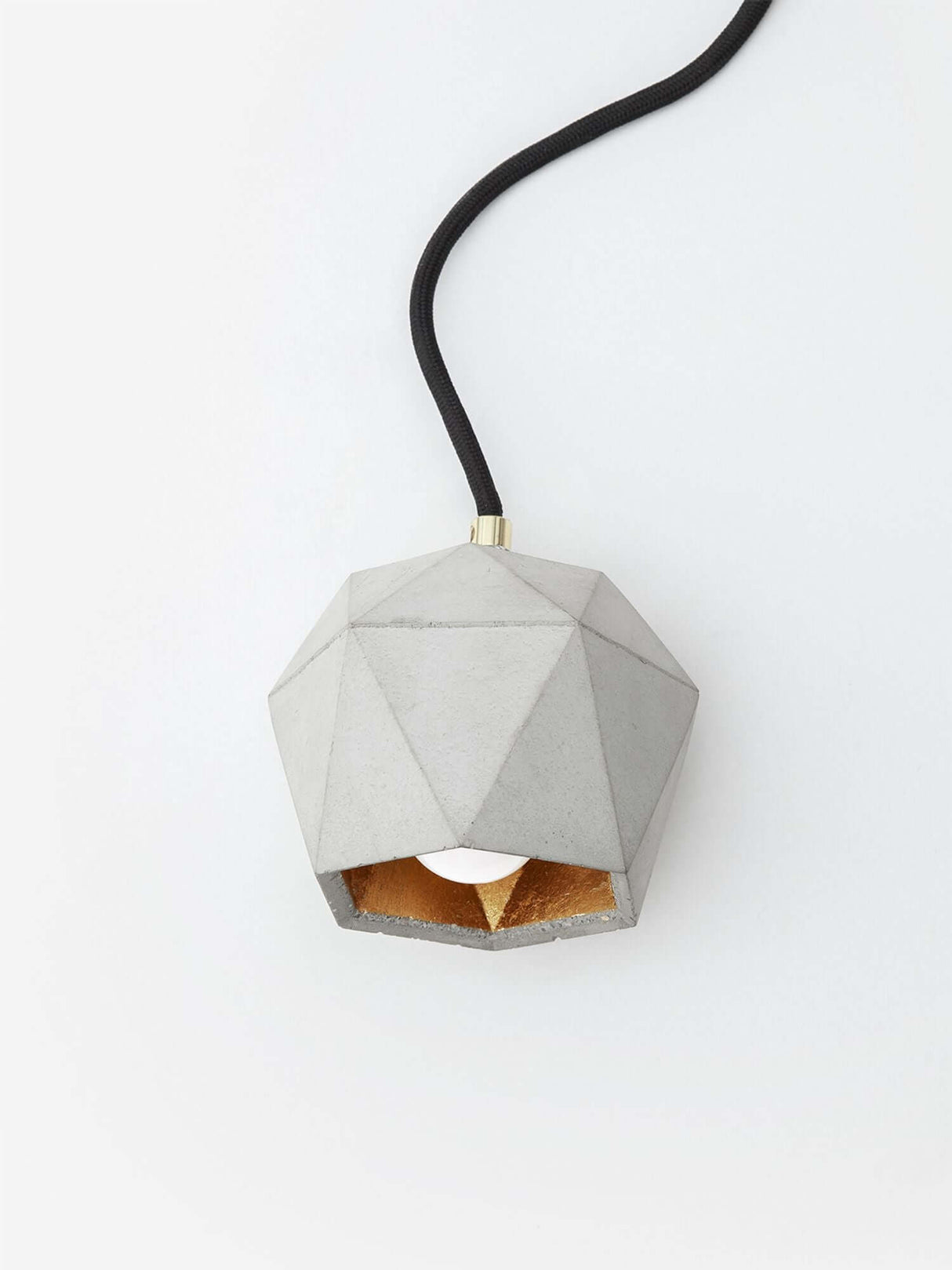Gantlights T2-Up Tischlampe Beton - geometrische Tischlampe aus Beton mit innenliegender goldener Beschichtung.
