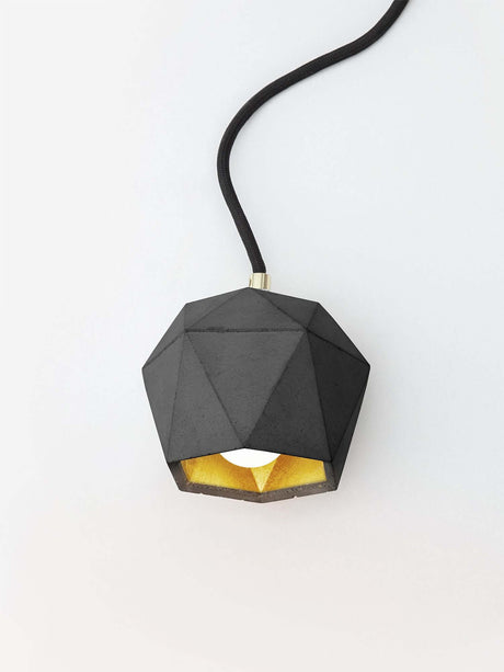Gantlights T2-Up Tischlampe Beton in geometrischer Form mit schwarzem Beton und goldener Beschichtung.