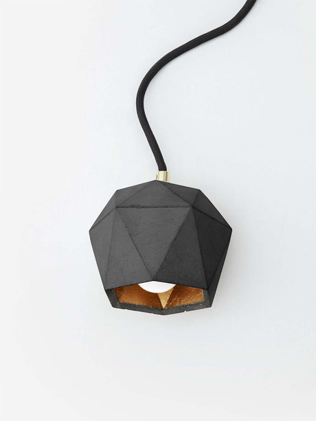 Gantlights T2-Up Tischlampe Beton in geometrischem Design mit goldener Innenseite.
