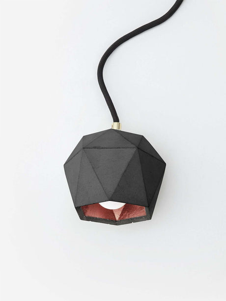Gantlights T2-Up Tischlampe Beton in geometrischer Form mit schwarzem Beton und kupferfarbener Innenseite