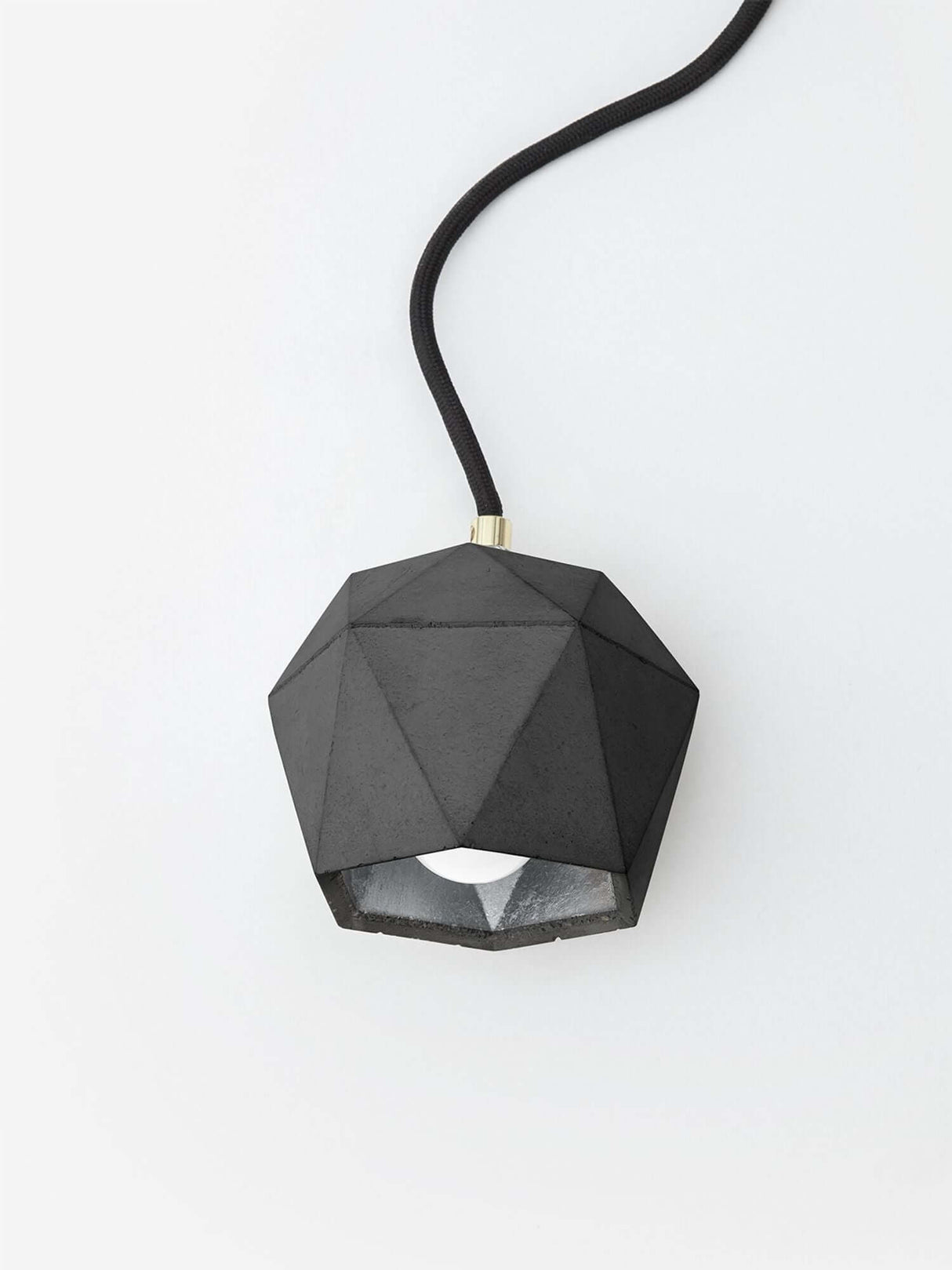 Gantlights T2-Up Tischlampe Beton in geometrischer Form aus schwarzem Beton mit schwarzem Kabel.