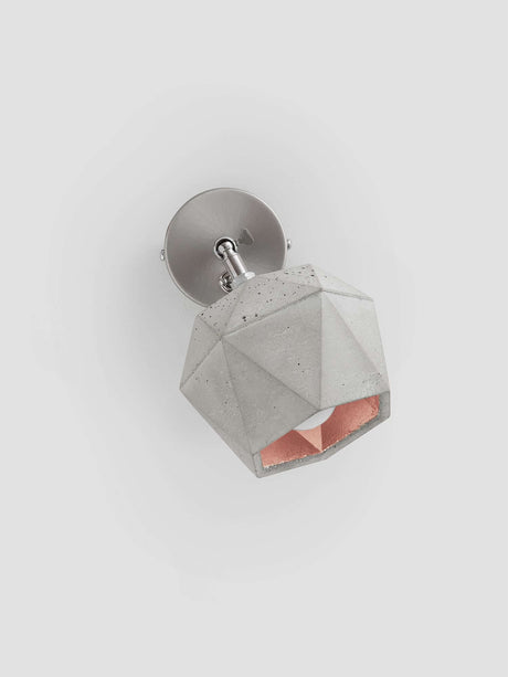 Gantlights T2 Wandspot Beton trianguliert in hellgrauem Beton mit rotem Innenleben und edlem Lampenhalter.
