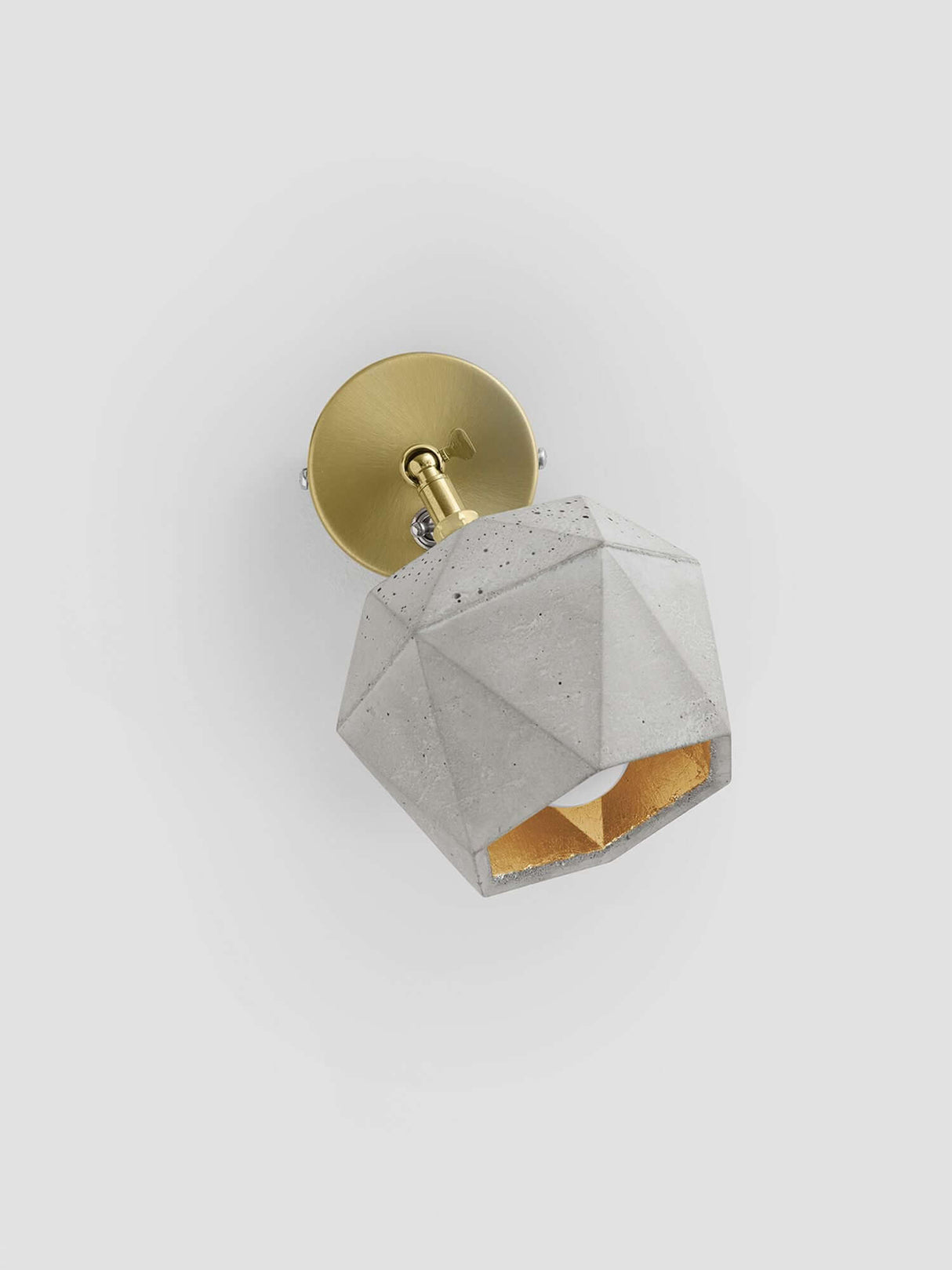 Gantlights T2 Wandspot Beton trianguliert in hellgrauem Beton mit goldener Innenseite