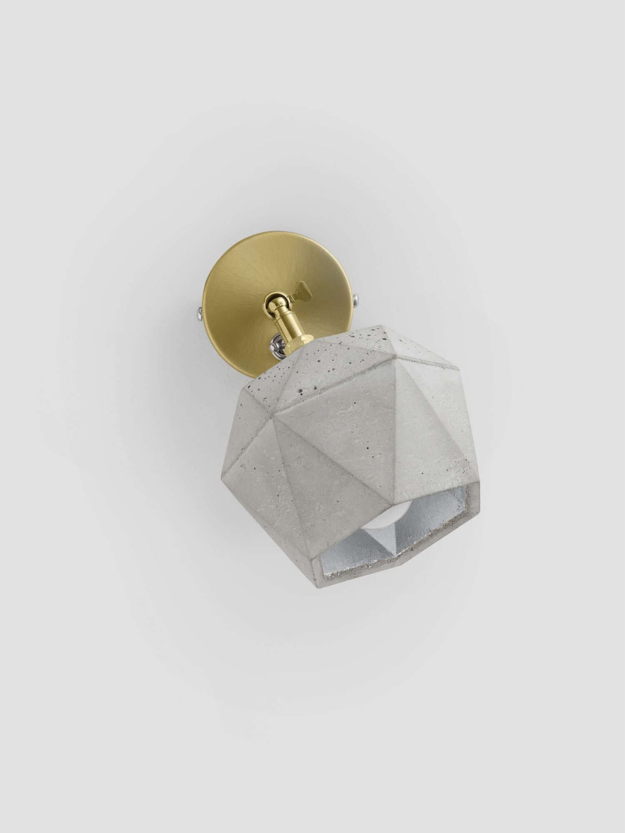 Gantlights T2 Wandspot Beton trianguliert, kompakte Designerlampe aus Beton mit goldenen Akzenten.