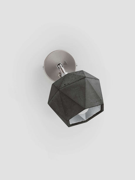Gantlights T2 Wandspot Beton trianguliert in dunkelgrauem Beton mit edlem Metalldesign.