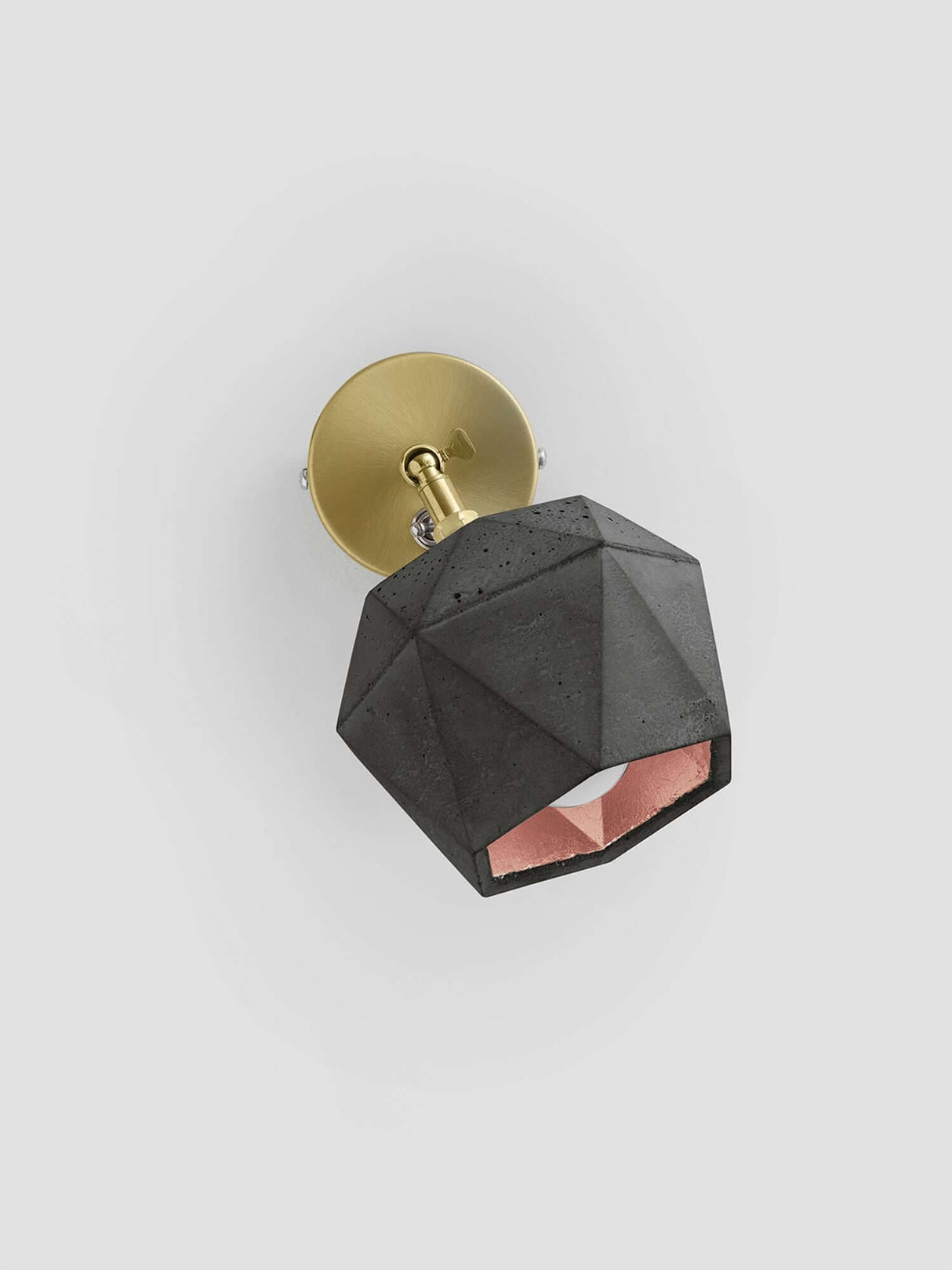 Gantlights T2 Wandspot Beton trianguliert in Schwarz mit goldenem Montagehalter.