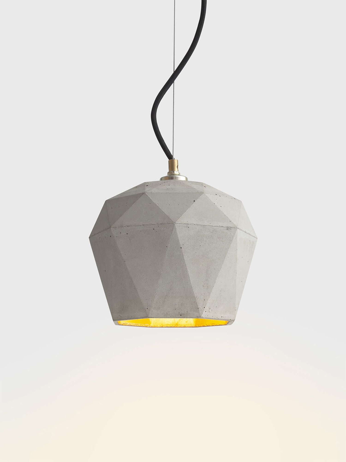 Gantlights T3 Hängelampe aus Beton mit goldener Innenseite und geometrischem Design.