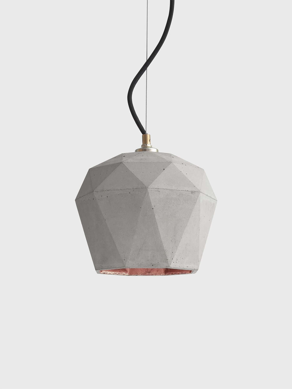 Gantlights T3 Hängelampe aus Beton – handgefertigte Leuchte aus dreieckigem Beton mit goldener Innenseite.