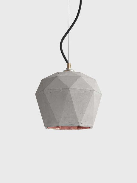 Gantlights T3 Hängelampe aus Beton – handgefertigte Leuchte aus dreieckigem Beton mit goldener Innenseite.