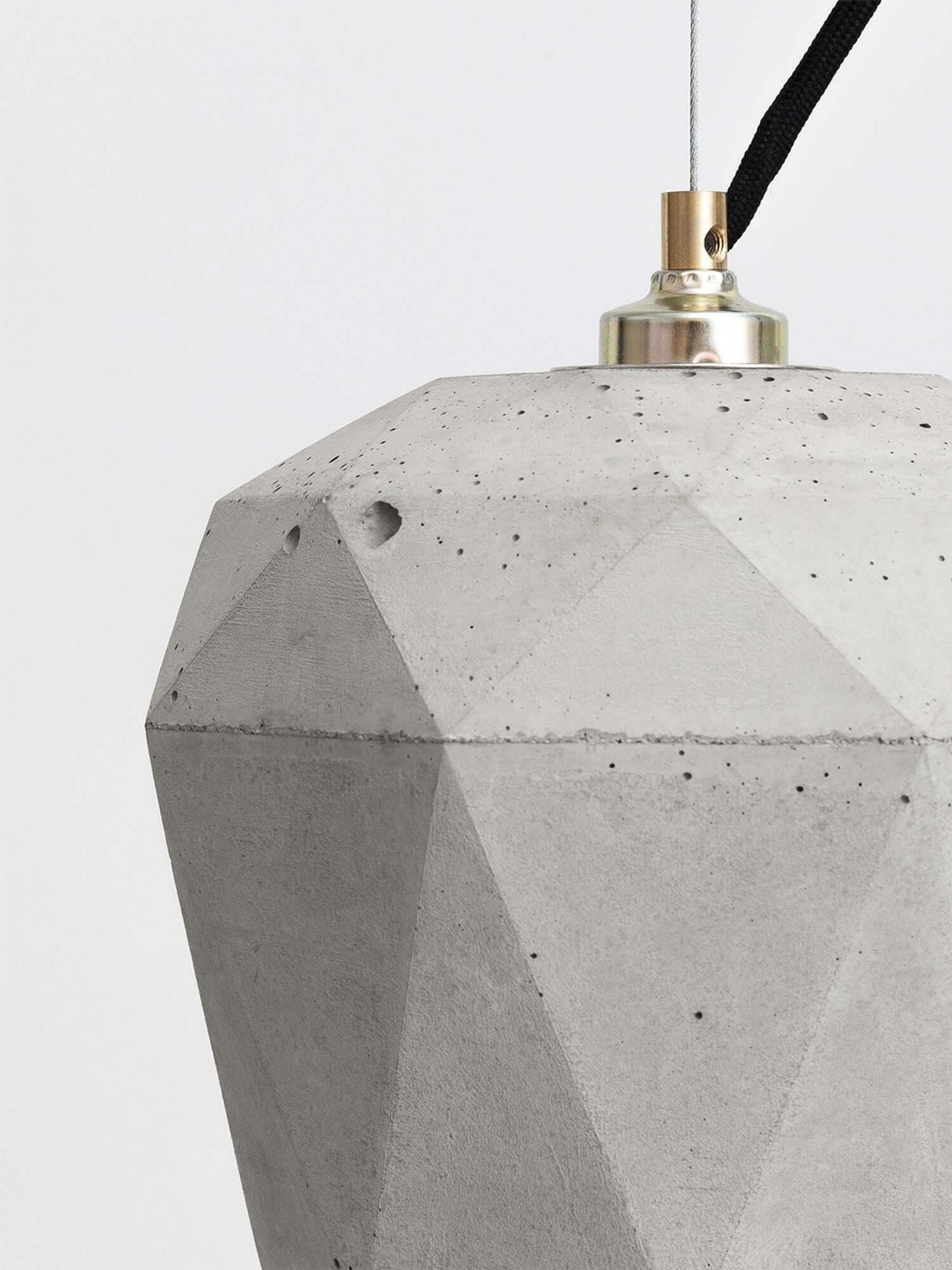 Gantlights T3 Hängelampe aus Beton mit hochwertigem, geometrischem Design und edlen Details.