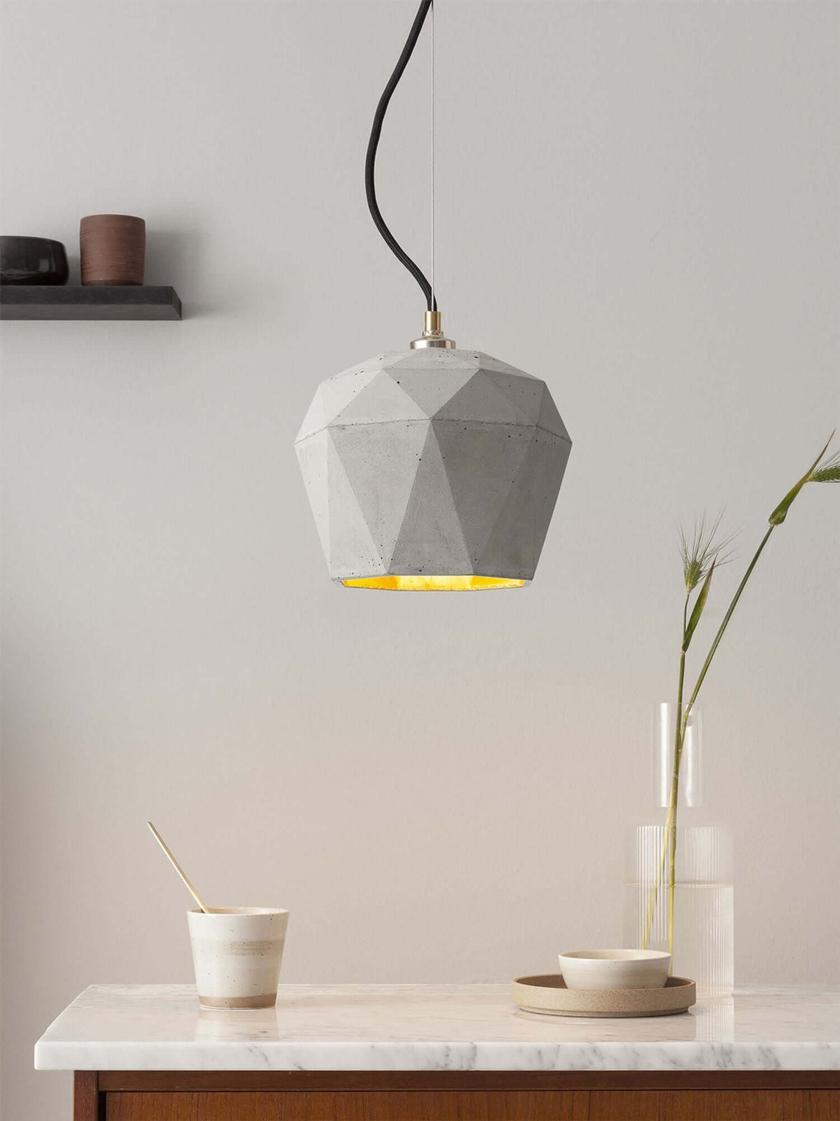 Gantlights T3 Hängelampe aus Beton mit goldener Innenveredelung, ideal für modernes Interieur.