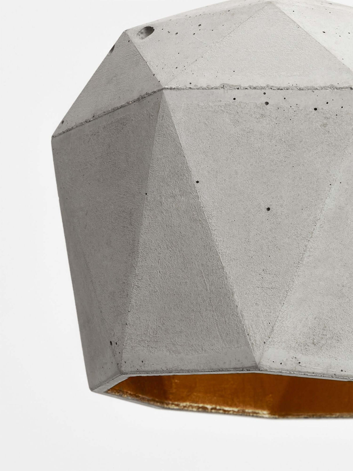 Gantlights T3 Hängelampe aus Beton mit dreidimensionalem Design und goldener Innenseite.