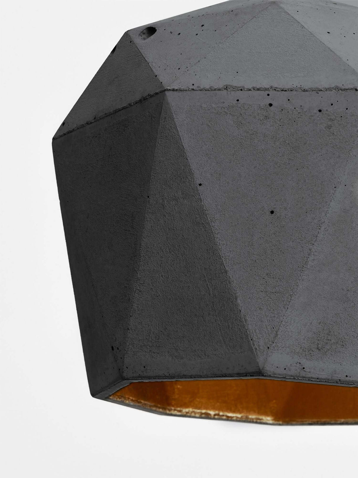 Gantlights T3 Hängelampe aus Beton, handgefertigte Designleuchte aus rauem Beton mit goldener Innenseite.