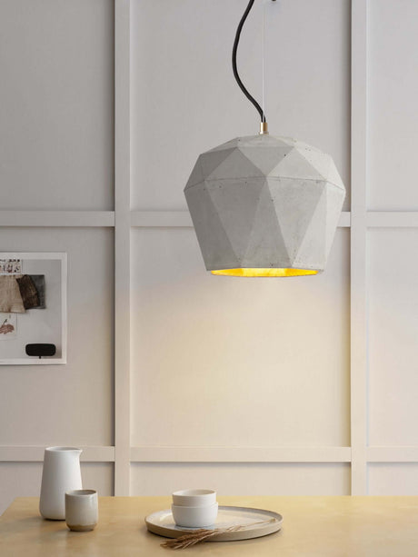 Gantlights T4 Hängeleuchte Beton wirkt modern und minimalistisch in einem stilvollen Wohnraum.