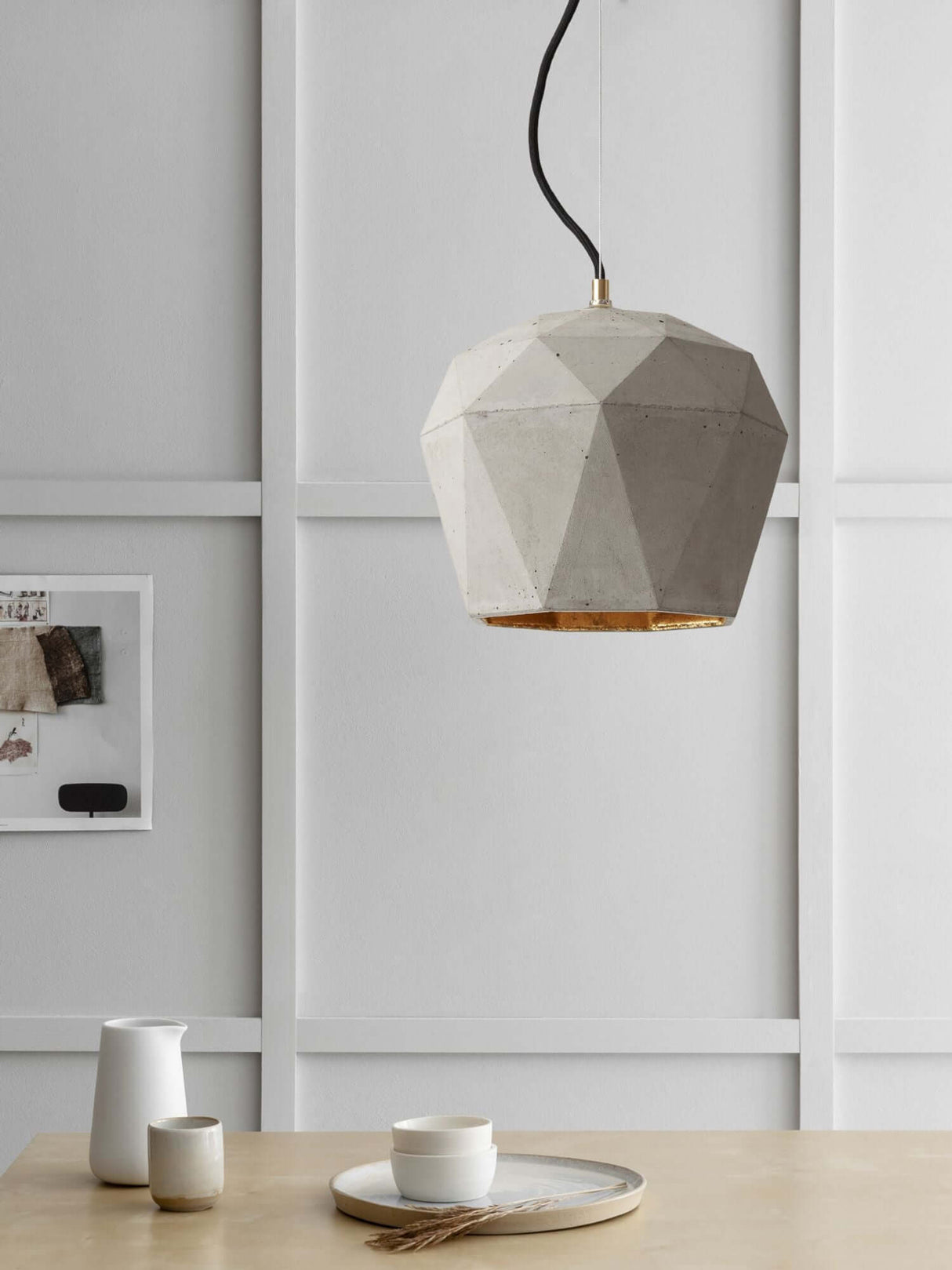 Gantlights T4 Hängeleuchte Beton in modernem, minimalistischen Design über einem Esstisch.