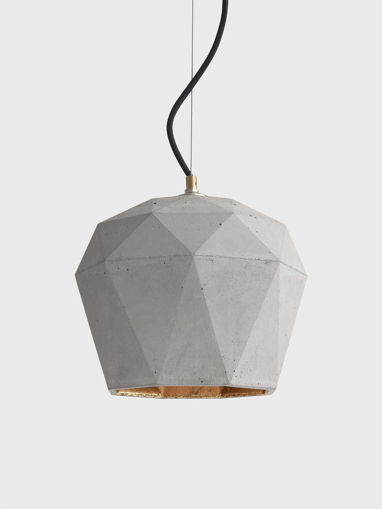 Gantlights T4 Hängeleuchte Beton mit minimalistischem, trianguliertem Design aus hochwertigem Beton.