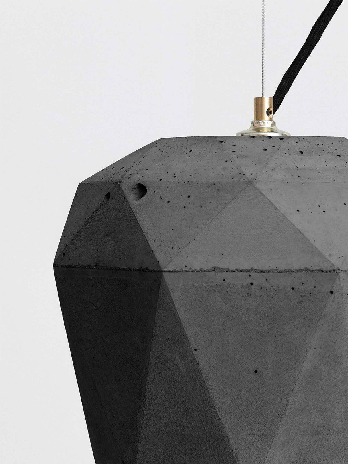 Gantlights T4 Hängeleuchte Beton in minimalistischem, trianguliertem Design aus hochwertigem Beton.