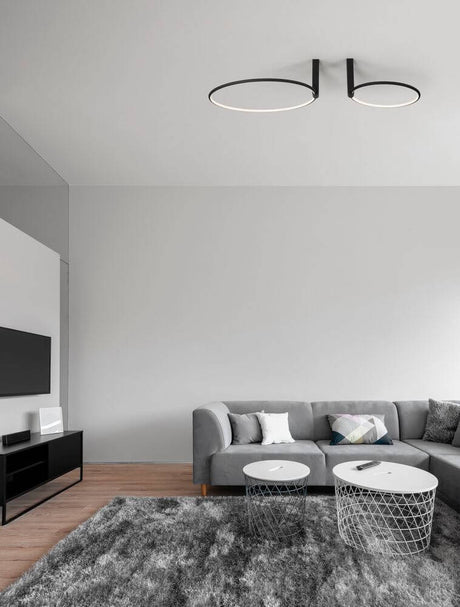 Plafonnier Garve LED à 2 lumières Ø 60 cm 3000K dans un salon moderne avec canapé et tapis gris.