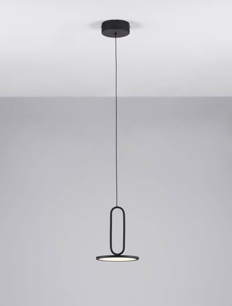 Gea LED Pendelleuchte Ø 17,5cm 3000K Baldachin Flach Schwarz hängend in modernem Interieur.