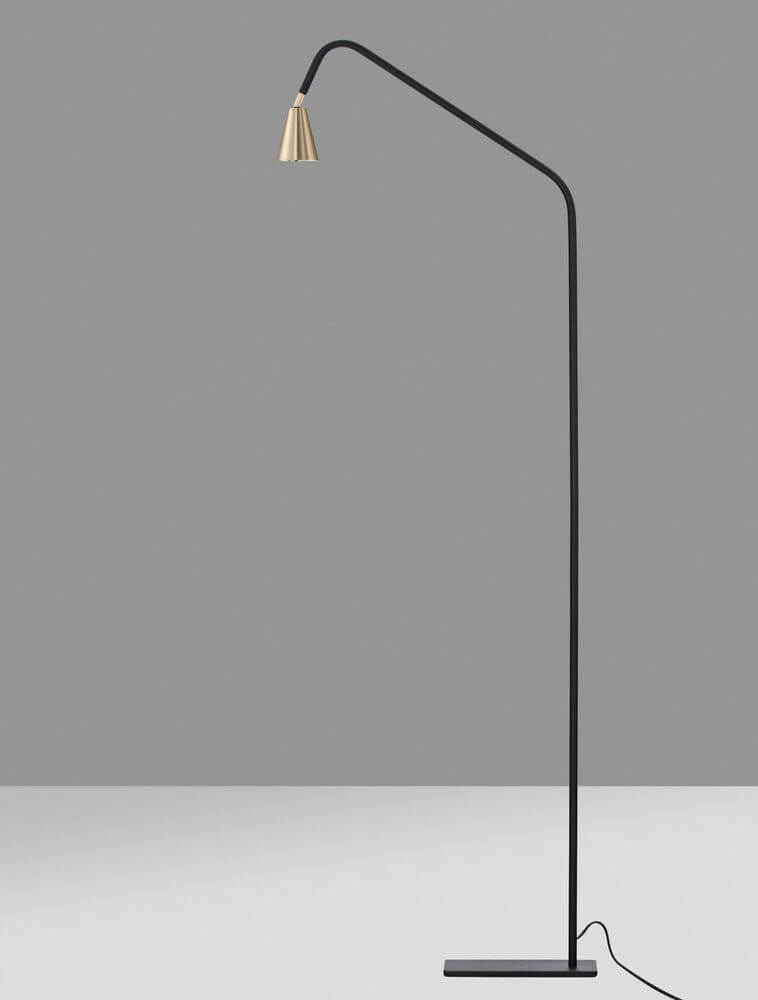 Geko Stehlampe Schwarz, Gold mit elegantem Design und flexiblem Gelenk für gemütliches Downlight im Wohnzimmer.