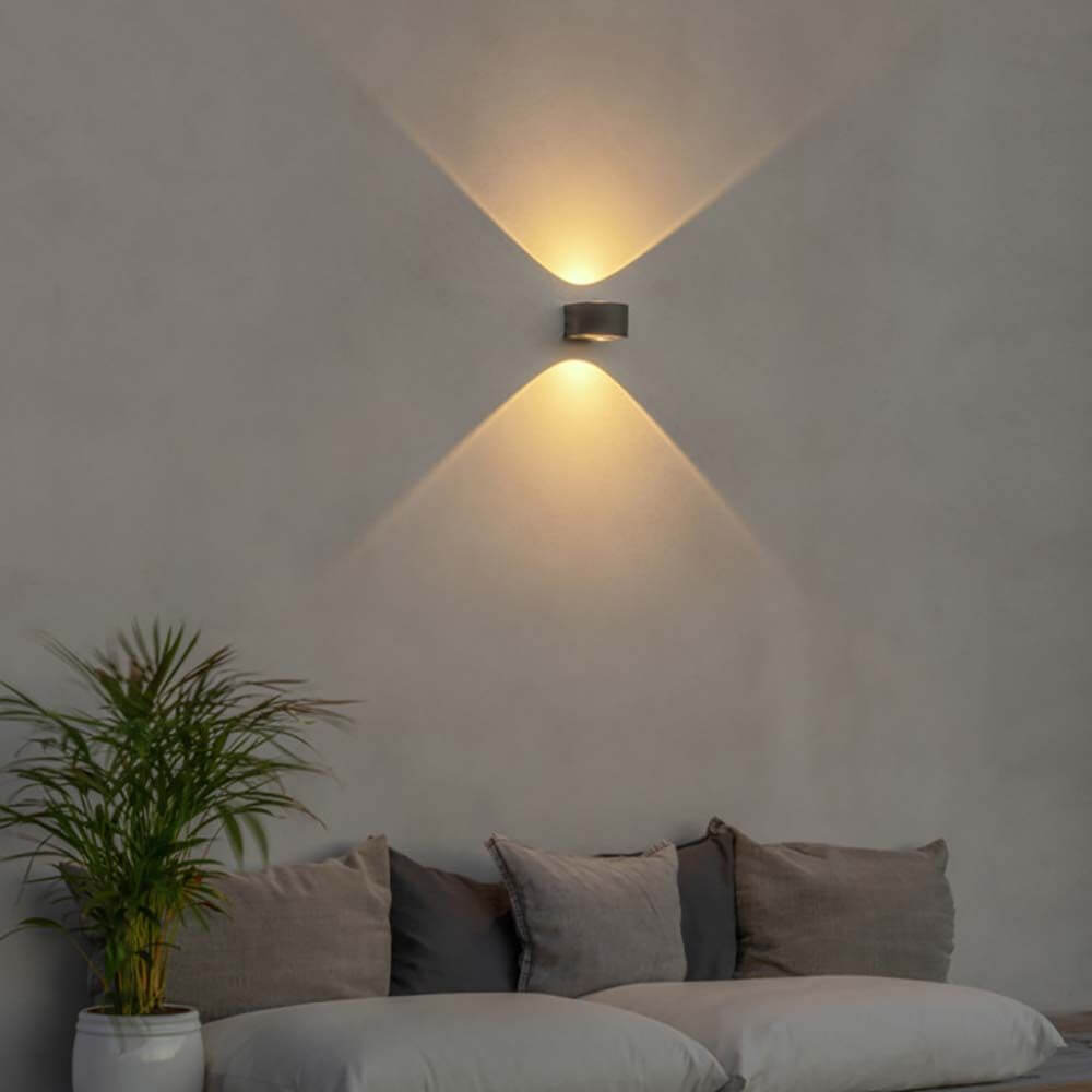Gela LED Außenwandleuchte Up & Downlight an Wand, elegantes Lichtdesign für Außenbeleuchtung in Schwarz.