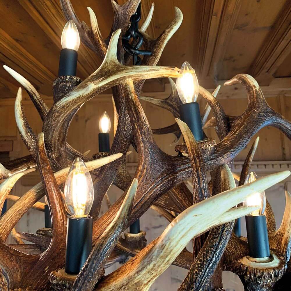 Geweih Chalet Kronleuchter Ø 90cm mit 10 mattschwarzen Kerzenfassungen und harmonischem Licht.