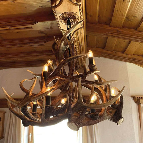Geweih Chalet Kronleuchter Ø 90cm mit 10 mattschwarzen Kerzenfassungen und harmonischem Licht.
