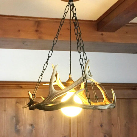 Geweih Chalet Pendellampe Ø 50cm, stilvolle Geweihlampe mit runder Form und warmem Licht.
