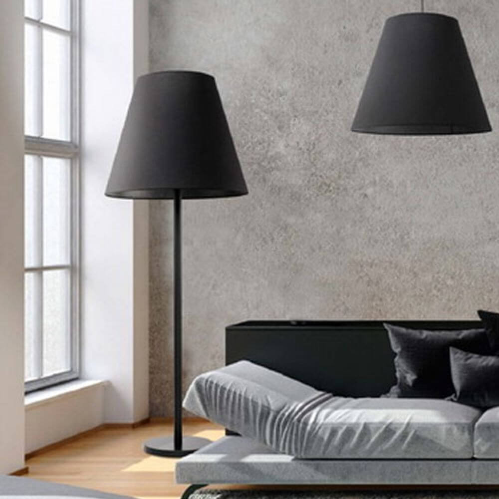 Giant XXL Stehleuchte 162cm Schwarz im modernen Wohnzimmer mit Sofa und Fenstern.