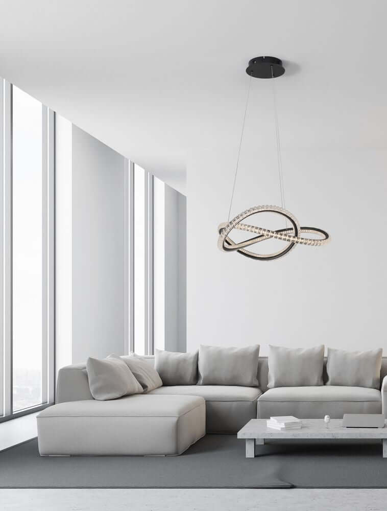 Ginevra LED Pendelleuchte Verknotet Ø 58cm 3000K Schwarz in modernem Wohnraum über hellem Sofa.