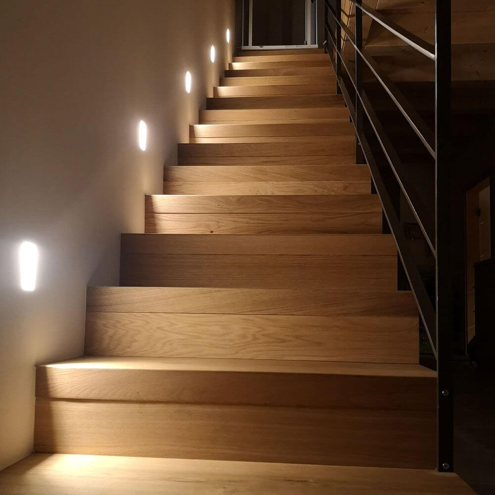 Gips-Einbaustrahler rechteckig 16, 5 x 8cm Streichbar auf einer Holztreppe mit stimmungsvollem Licht