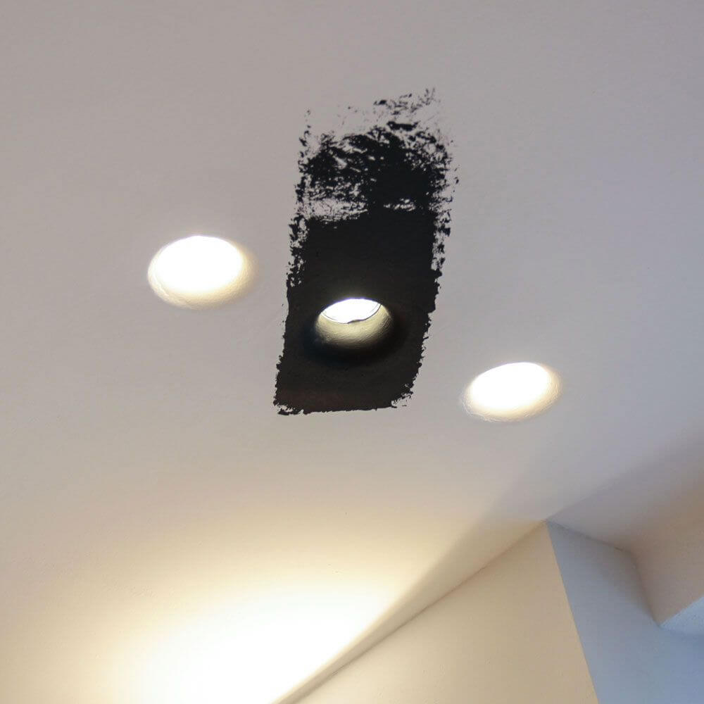 Gips-Einbaustrahler rechteckig 16, 5 x 8cm Streichbar in Decke mit zwei Einbauleuchten und schwarzem Aushub.