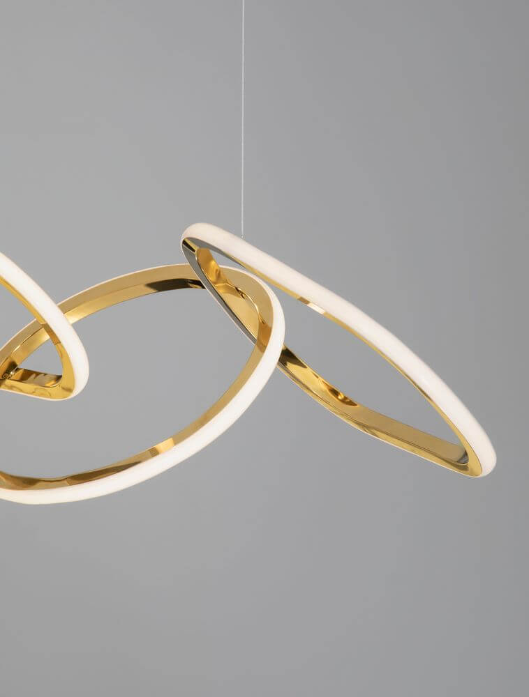 Girish LED Pendelleuchte 3-flammig 3000K Gold - Elegantes Design mit drei goldenen Ringen für stilvolle Beleuchtung.