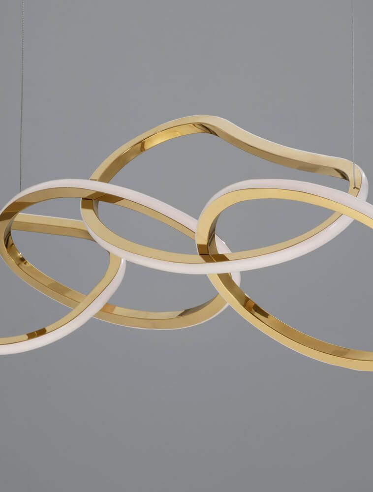 Girish LED Pendelleuchte 4-flammig 3000K Gold mit organisch geformten Ringen in edlem Gold.