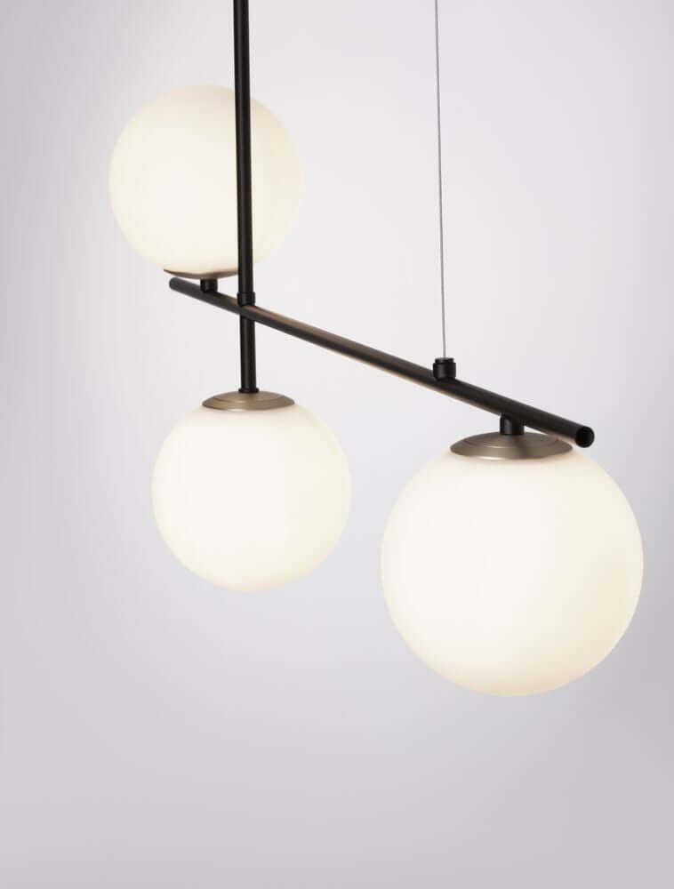 Git Pendelleuchte 2-flammig Gold, Weiß, Schwarz mit opalweißen Glaskugeln und modernem Design.