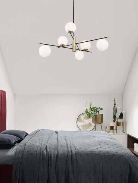 Suspension Git à 6 lampes Ø 100 cm or, blanc, noir au-dessus d’une chambre moderne.