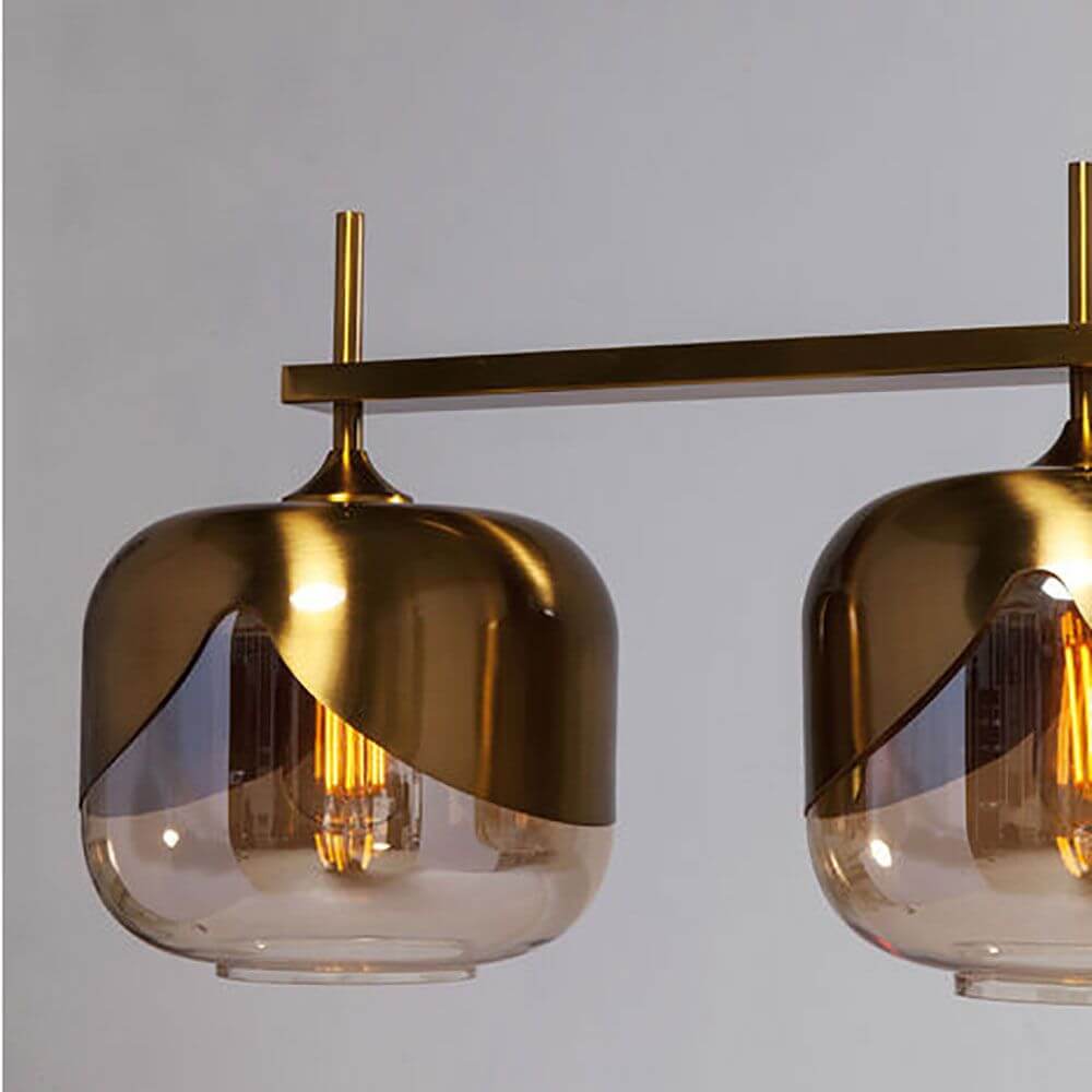 Glamuröse Hängeleuchte Goblet Quattro Gold mit eleganten Lampenschirmen und Messing-Finish.