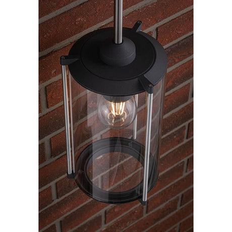 Glas Außenwandleuchte Classic Grau IP44 mit längerer Aufhängung und nostalgischem Design auf Ziegelwand.