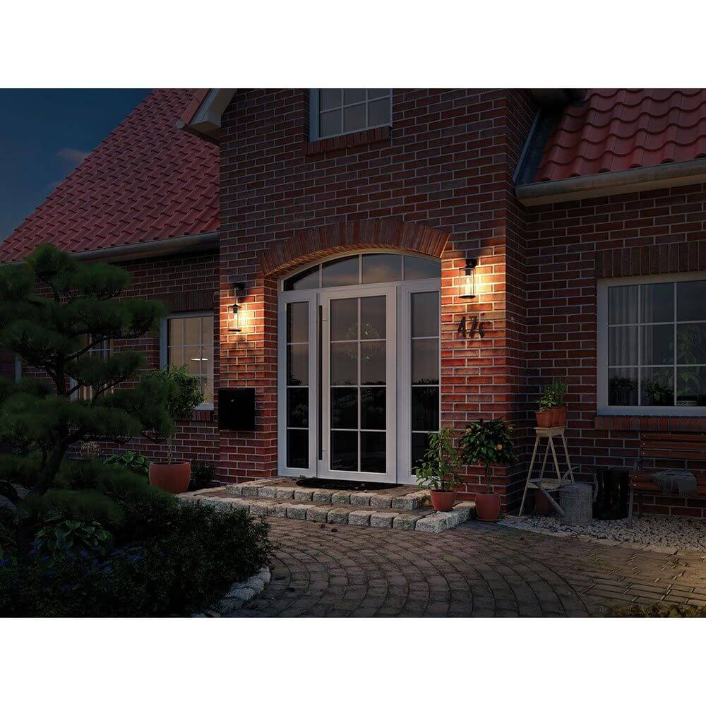 Glas Außenwandleuchte Classic Grau IP44 erleuchtet den Eingangsbereich eines Hauses mit nostalgischem Charme.