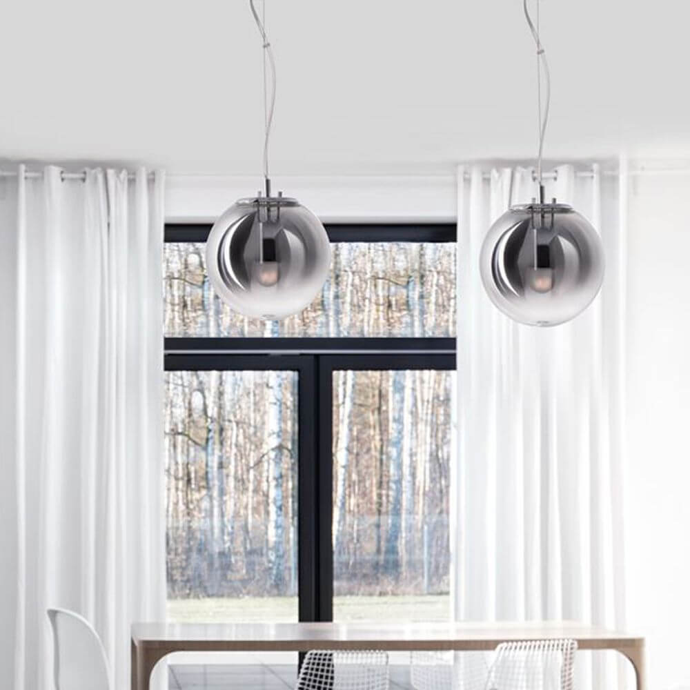 Glas Hängekugel Arabela Ø 30cm Rauchglas in modernem Wohnraum mit Tisch und Fenstern