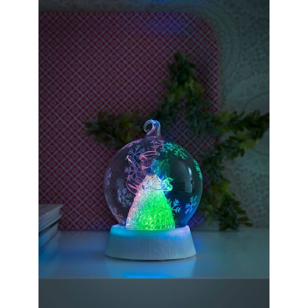 Glaskugel Engel mit 3 Funktionen Timer RGB-Farbwechsel 1 RGB Diode batteriebetrieben in festlicher Umgebung.