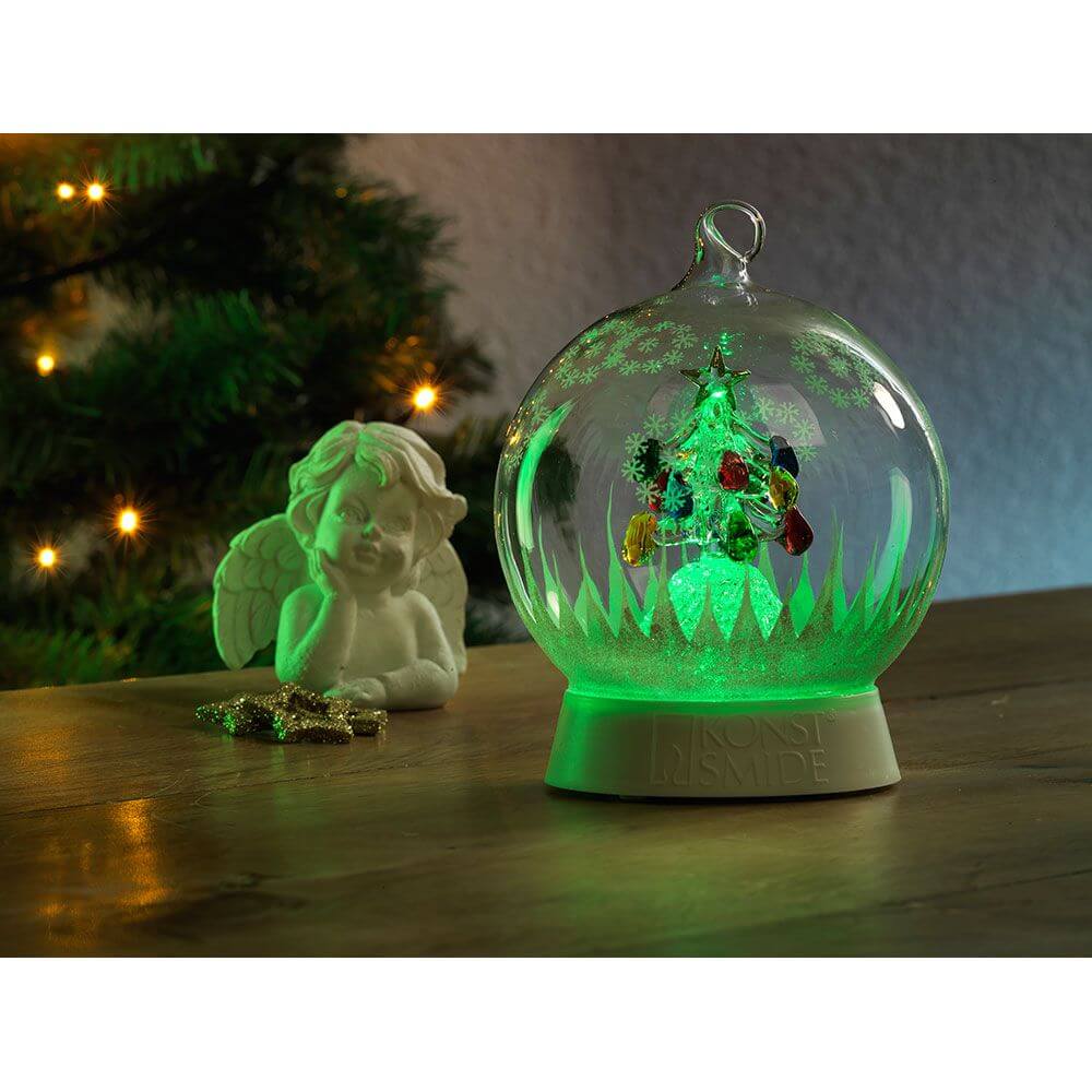 Glaskugel Weihnachtsbaum mit 3 Funktionen Timer RGB-Farbwechsel 1 RGB Diode batteriebetrieben, leuchtet in grün.