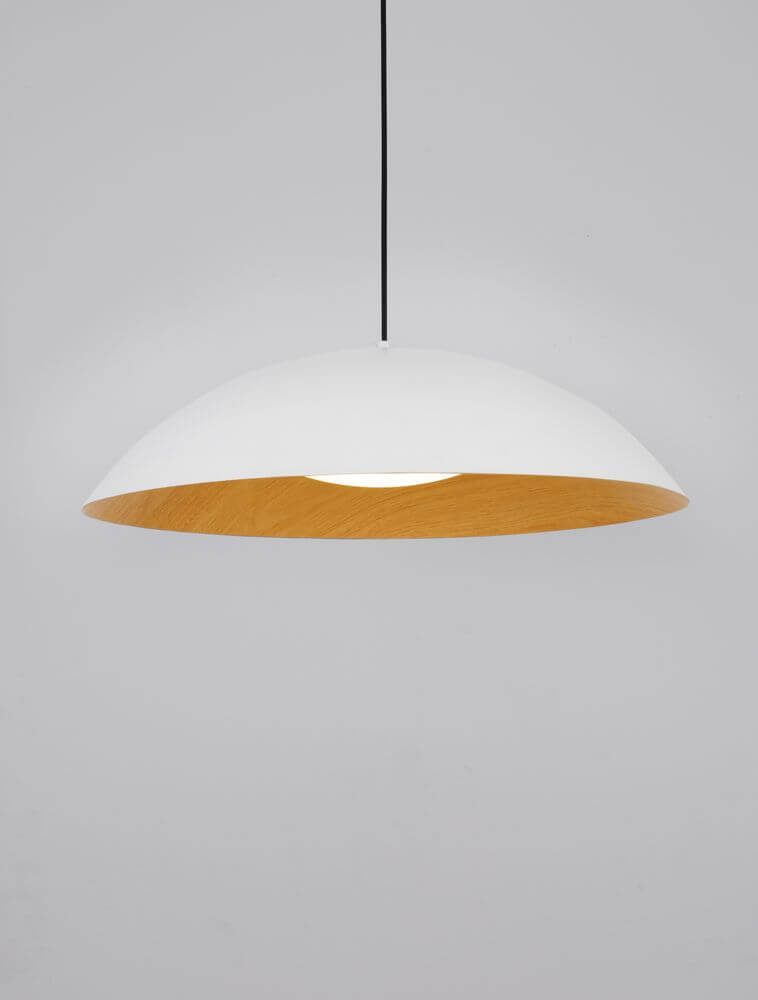 Glim LED Pendelleuchte Ø 58cm 3000K in Weiß mit Holzinnenkante und schwarzem Kabel.