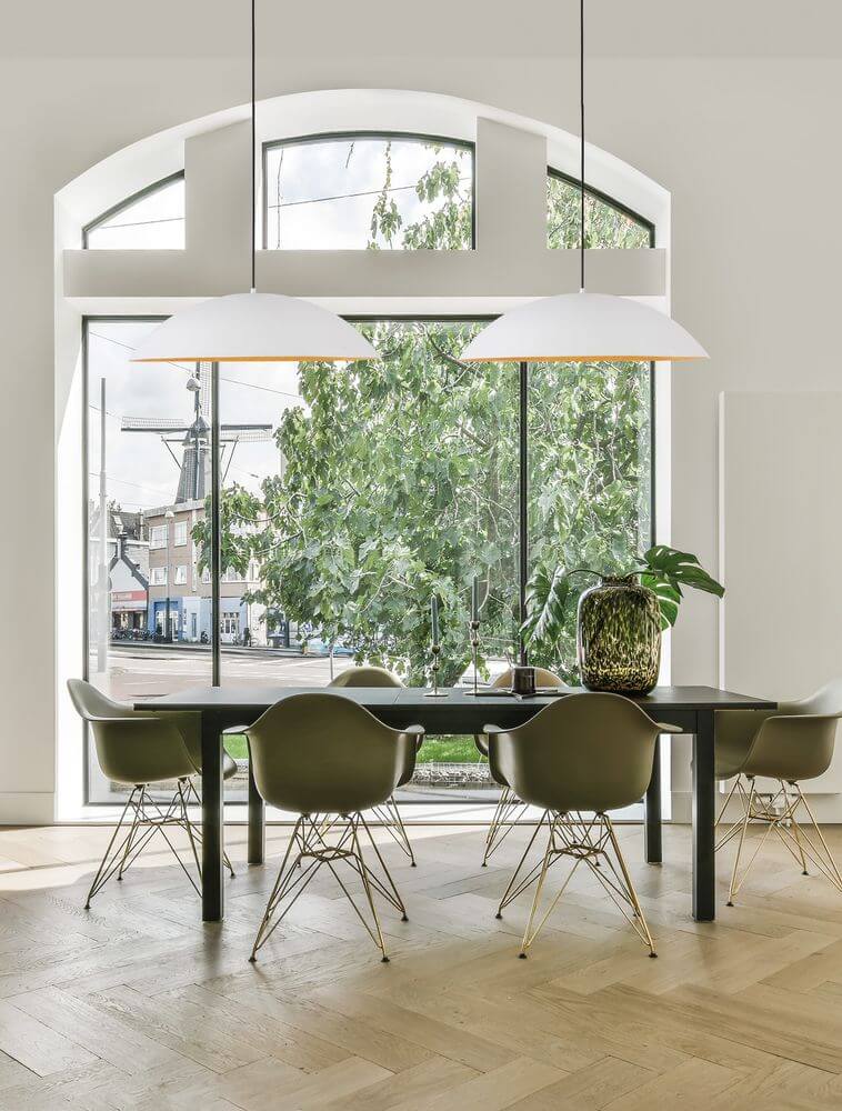 Moderne Esszimmerbeleuchtung mit Glim LED Pendelleuchte Ø 58cm 3000K über einem eleganten Tisch.